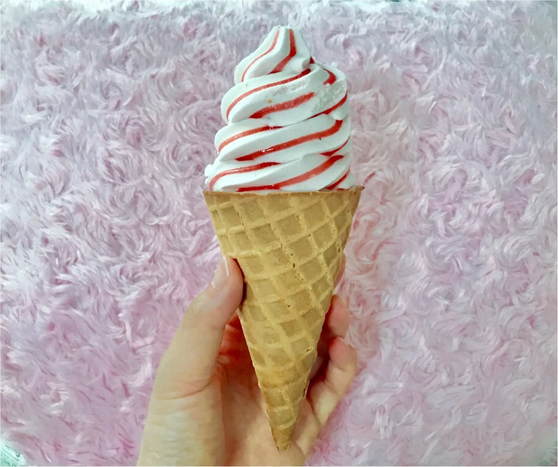 【コンビニアイス】セブンイレブン限定★まるで苺ショートケーキ!?パリッパリサクッサク❤︎《ワッフルコーン ストロベリー》が絶品♡♡夏のおやつタイムにぴったり♪♪_3