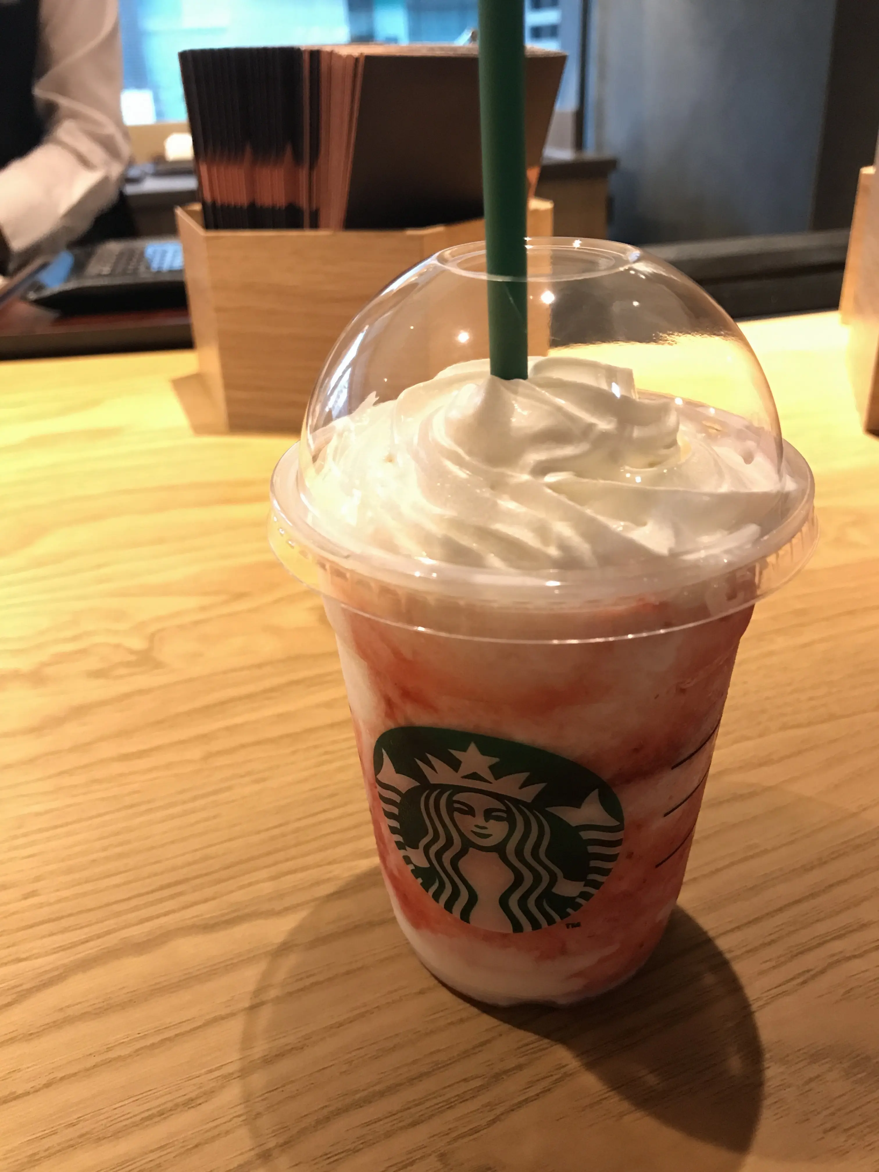 【去年との違いは?】今年もこの季節がきた!リニューアルオープンのスタバreserveBARでストロベリークリームフラペチーノ♡_2