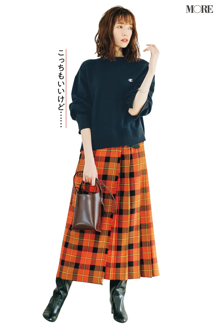 ネイビーのスウェット×オレンジのチェックスカートコーデの佐藤栞里
