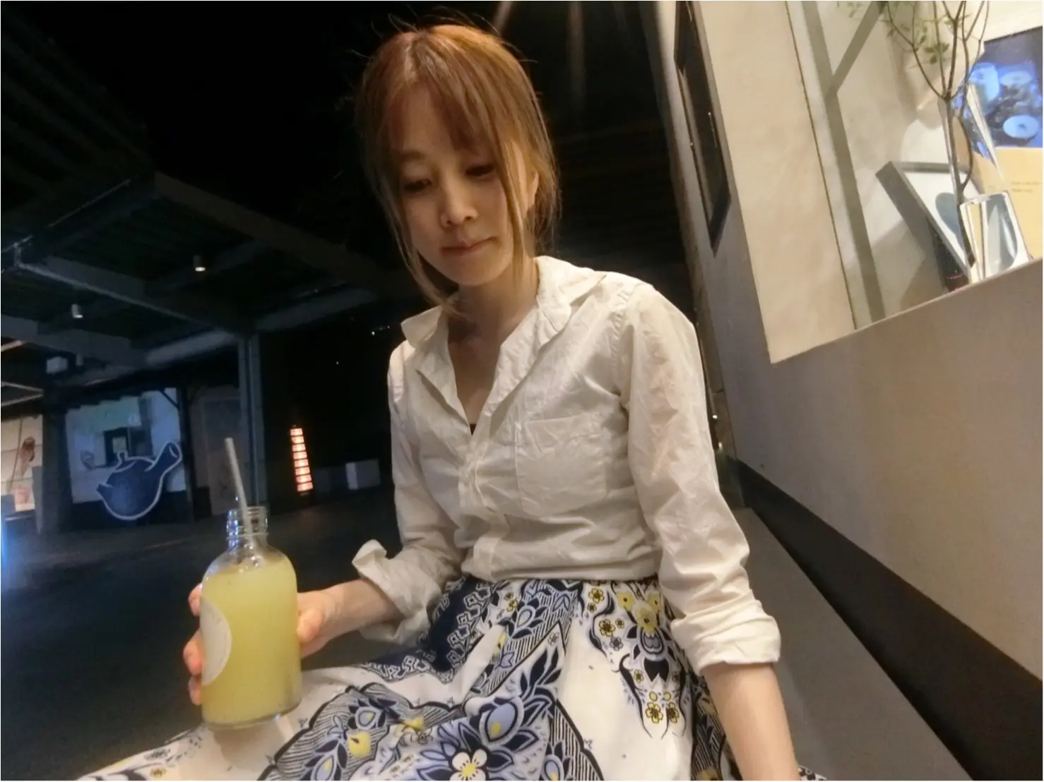 白ワイシャツ×ロングスカートで夏の爽やかコーディネート_4