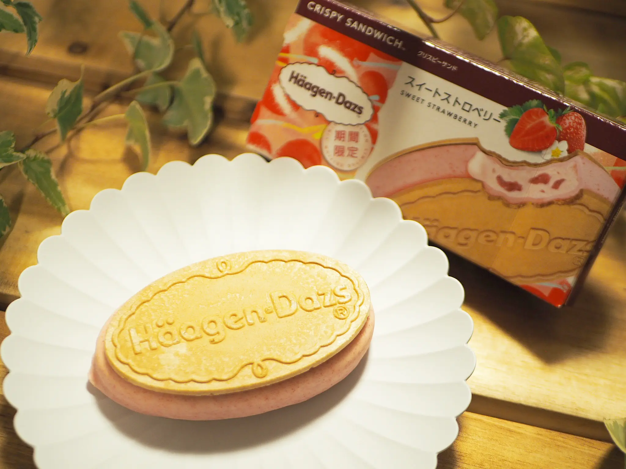《2/16新発売!》春を感じるハーゲンダッツ新作の【 スイートストロベリークリスピーサンド】♡_1