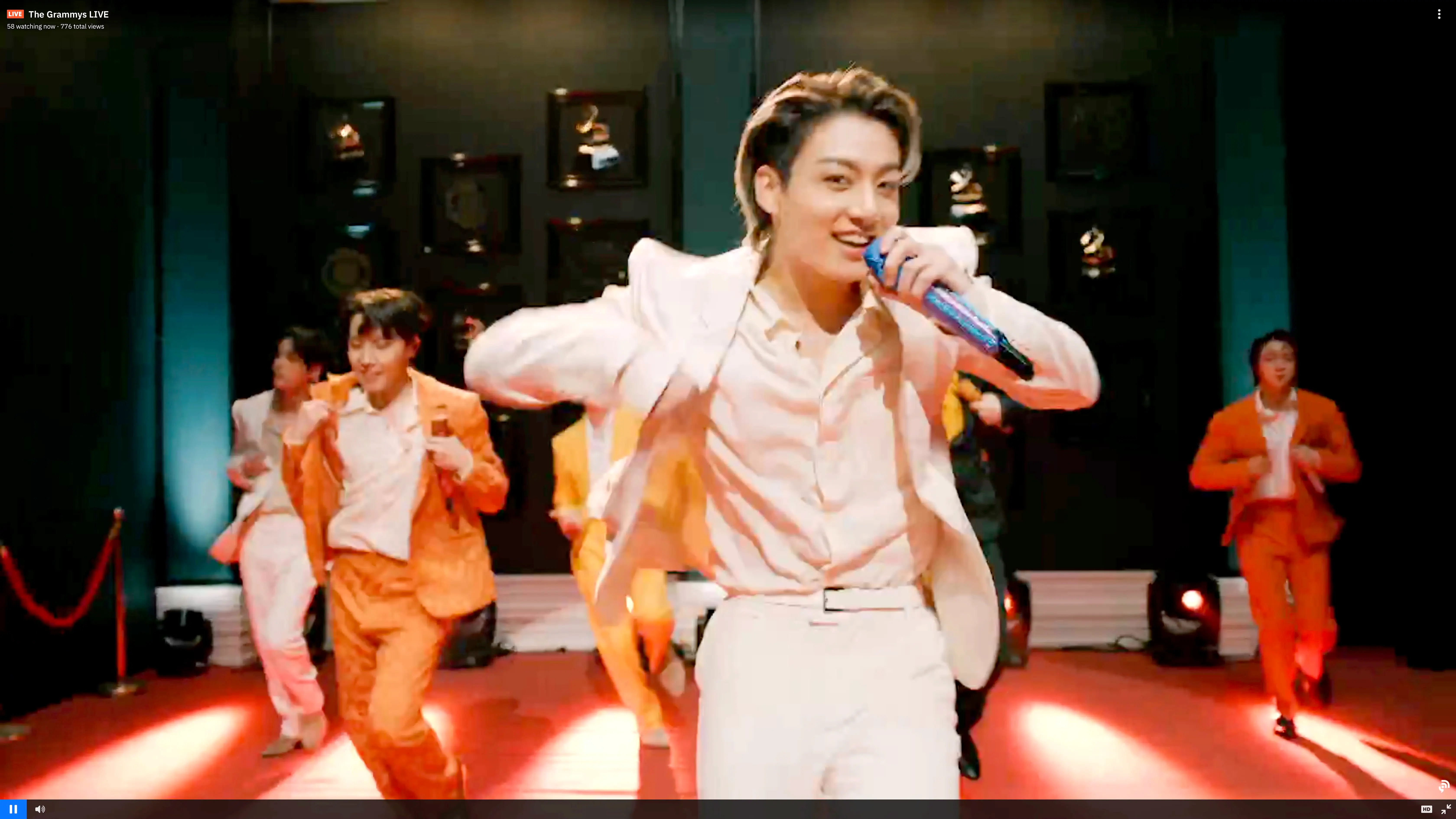 グラミー賞授賞式で『Dynamite』を披露するBTS