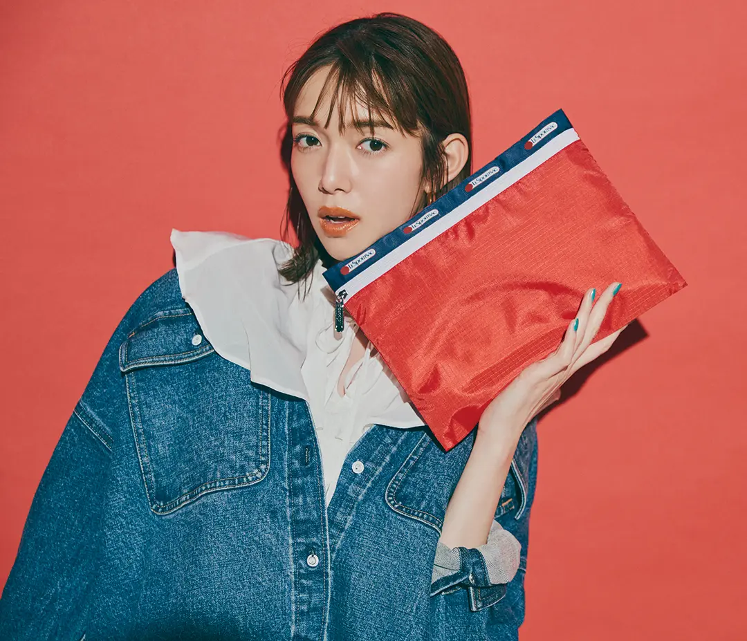 MOREの付録のレスポのポーチを持った佐藤栞里