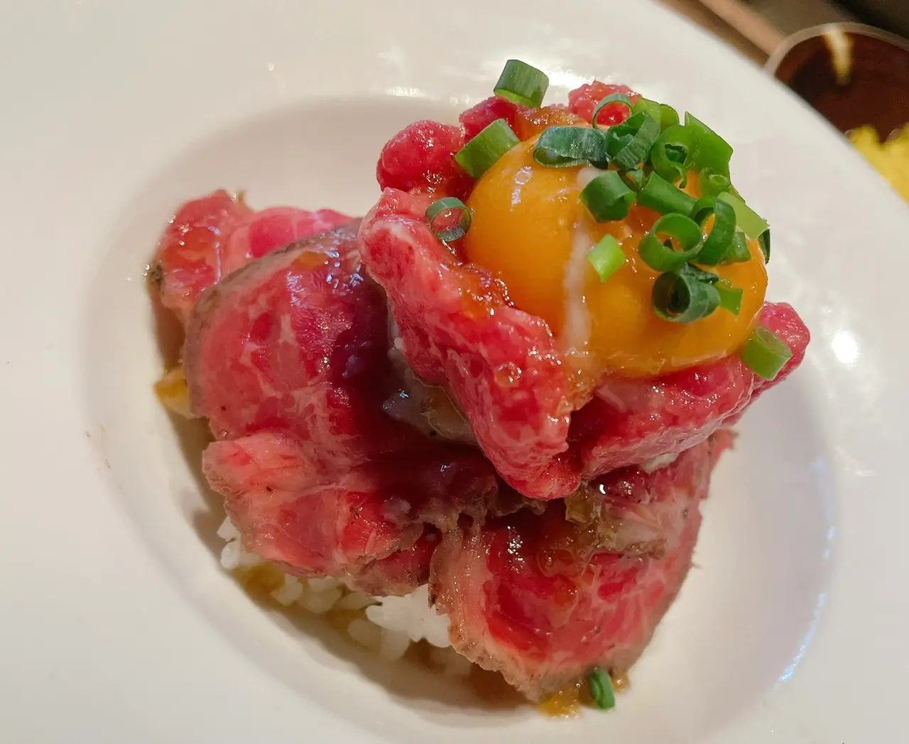 【東京・新宿】和牛ユッケも楽しめるローストビーフ丼_1