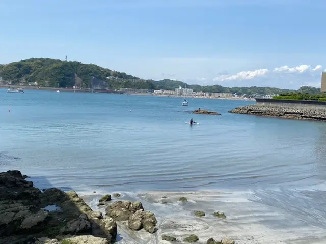 『初夏を感じる海付近の可愛いお菓子店』_3