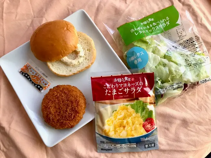 『ファミリーマート』の商品「ファミチキバンズ（タルタルソース）」、「北海道グラタンコロッケ」、「こだわりマヨネーズのたまごサラダ」、「レタスミックスサラダ」を並べた写真