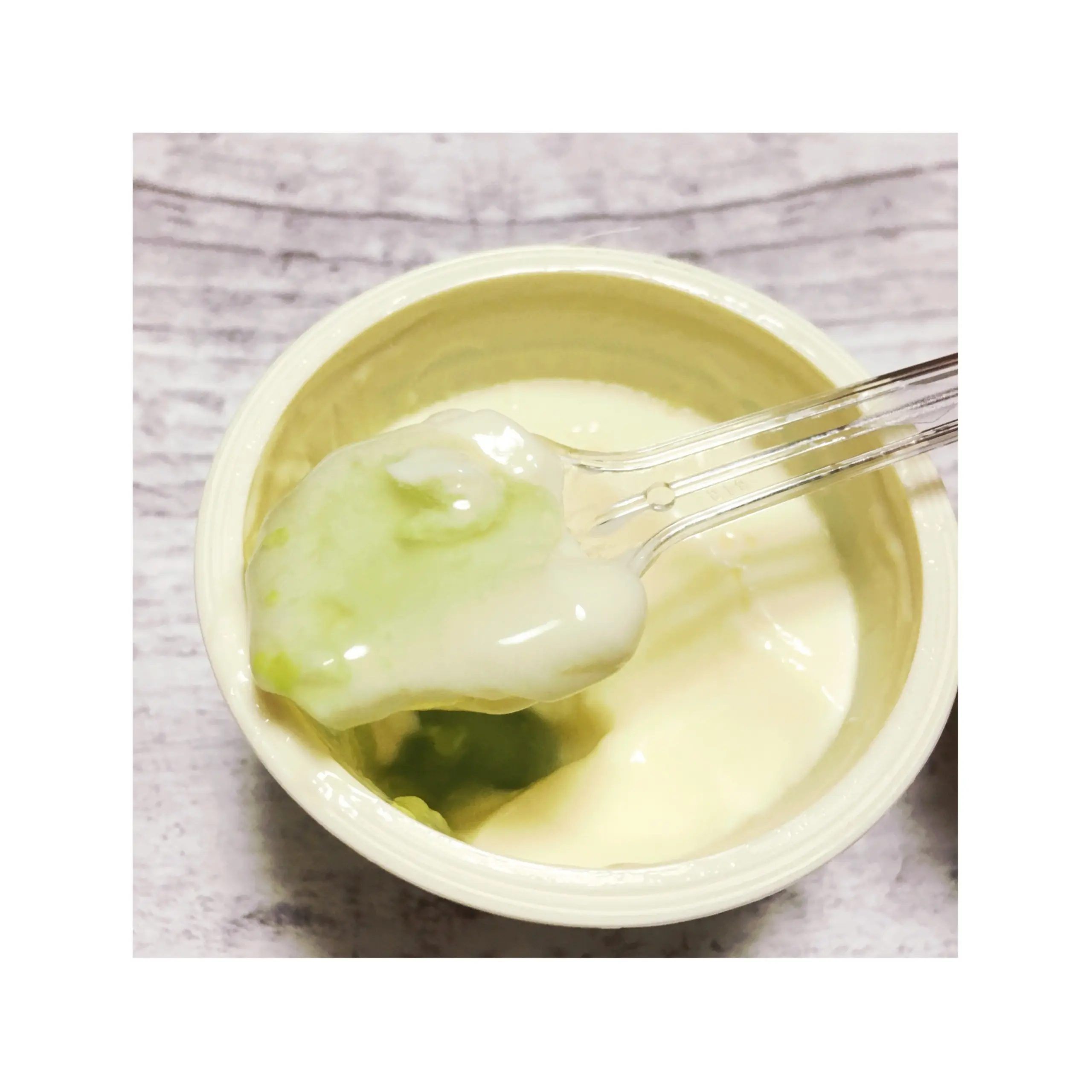 どんな味…?!【メイトーのなめらかプリン】《メロンソーダ風ソース》を食べてみました✭_4