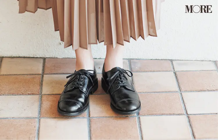 新しく買わなくってもいいじゃん♡ ベージュのプリーツスカートは“3足の靴”で新鮮さがよみがえる!_4