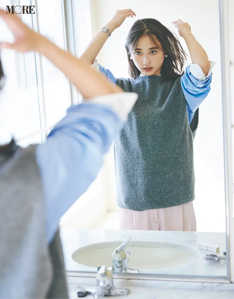 「それぞれのシャツとニットのレイヤードお仕事コーデ」土屋巴瑞季&鈴木友菜 着回し連載『グレーとネイビーなふたり』26日目_3