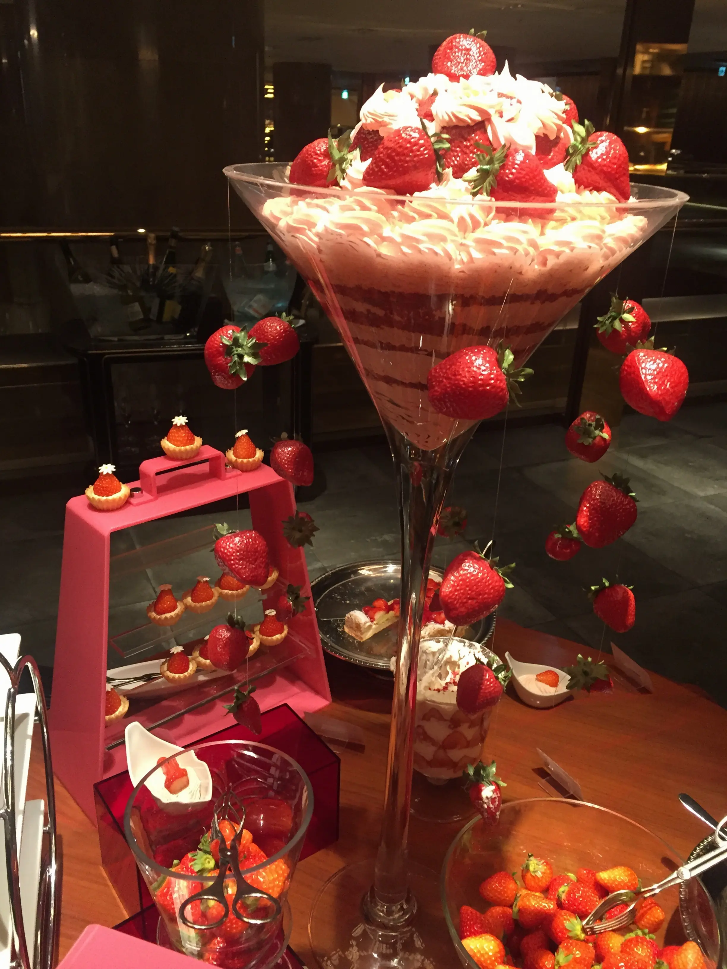 噂のヒルトン東京ホテルいちごビッフェで誕生日祝いしてもらいました♡_1