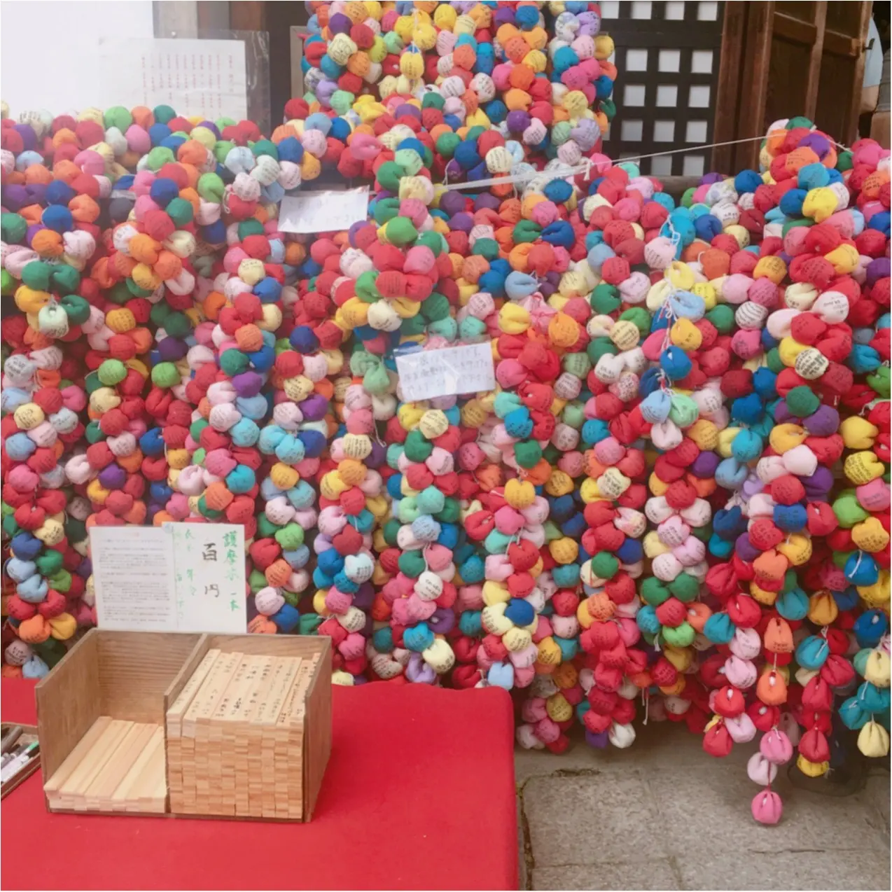 カラフルで可愛い♡ 京都にあるフォトジェニックなスポット《 八坂庚申堂 》って知ってる? おしゃれな写真のアイディア3選♡_3