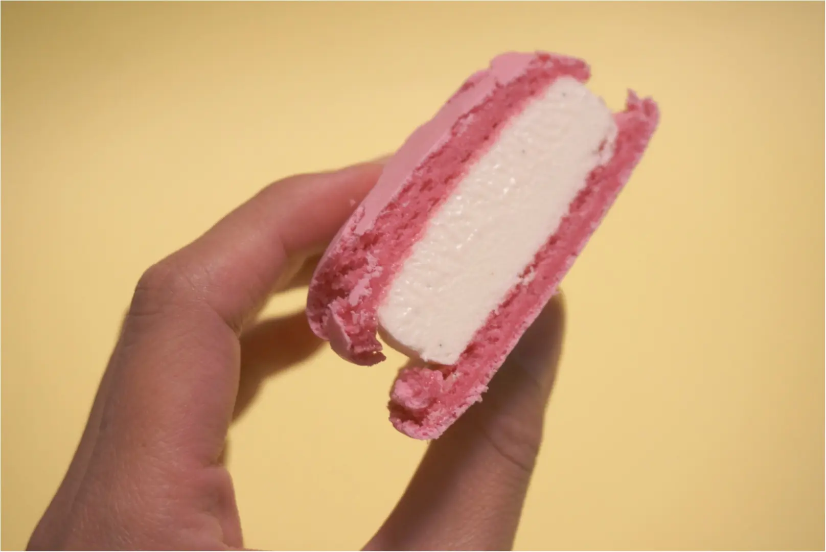 《冬の贅沢アイス❤︎》大注目のセブンイレブンの数量限定【フランボワーズ マカロンアイスクリーム】を食べてみた(*´꒳`*)_4