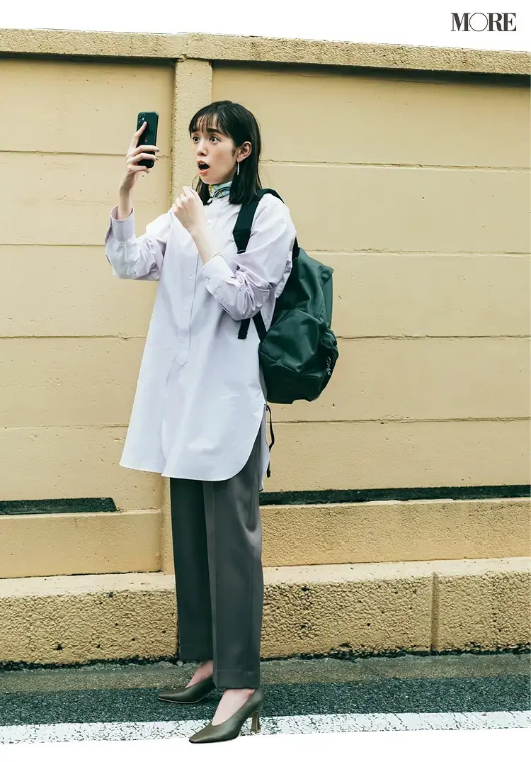 【通勤リュックコーデ】ロングシャツ×パンツのコーデにリュックを背負った女性
