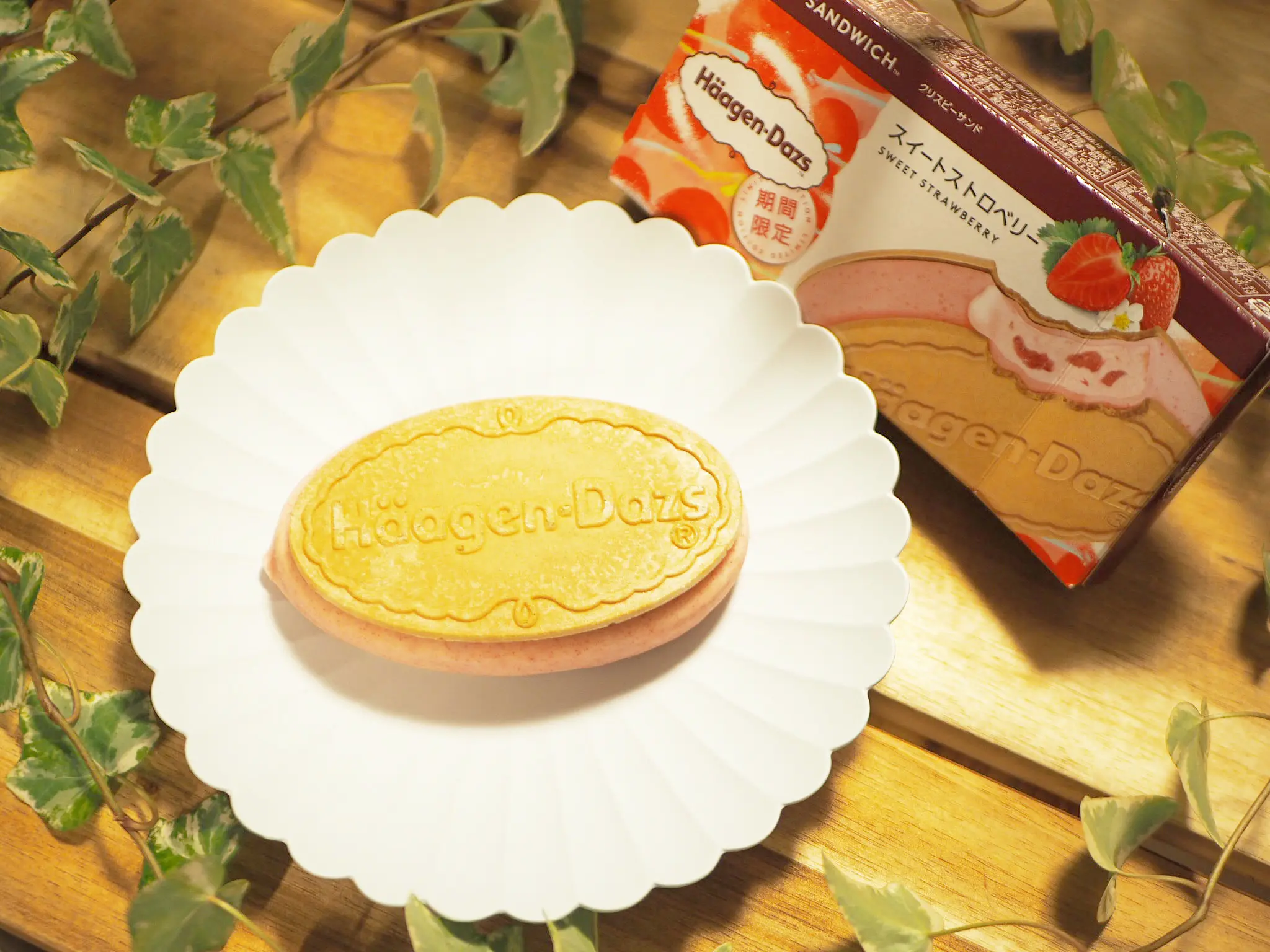 《2/16新発売!》春を感じるハーゲンダッツ新作の【 スイートストロベリークリスピーサンド】♡_5