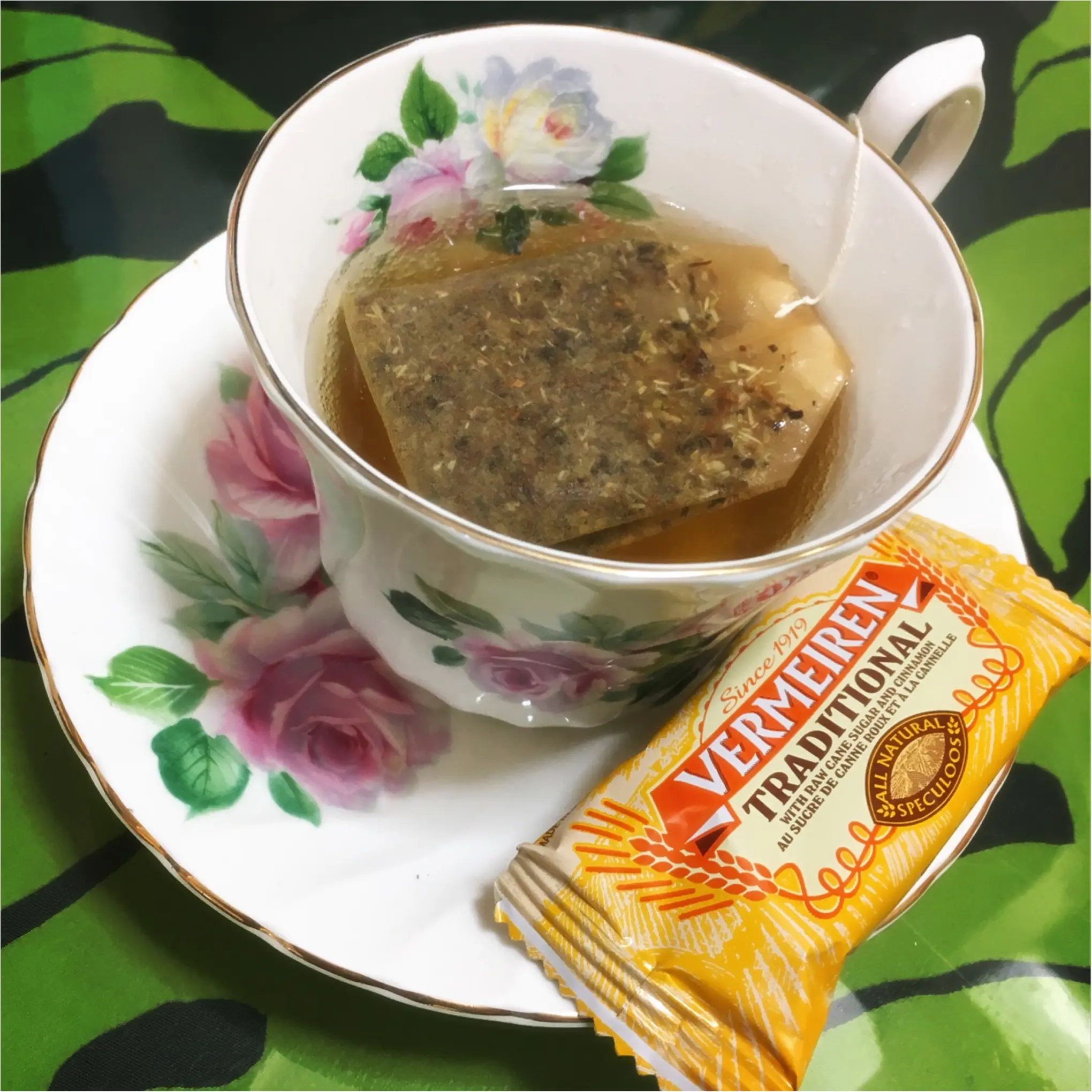 お家でホッとひと息。ハーブティーの中でも一番飲みやすいカモミールティー!これを飲んで夜もぐっすりおやすみ(_ _).。o○_2