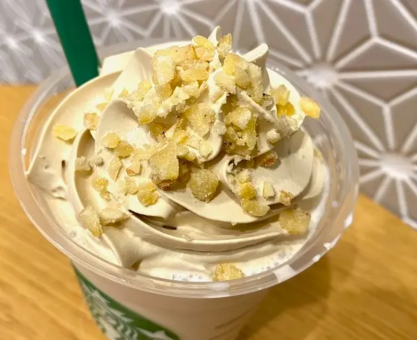 【スタバ 新作レポ】「バナナンアーモンドミルク フラペチーノ」トッピングをアップで撮影