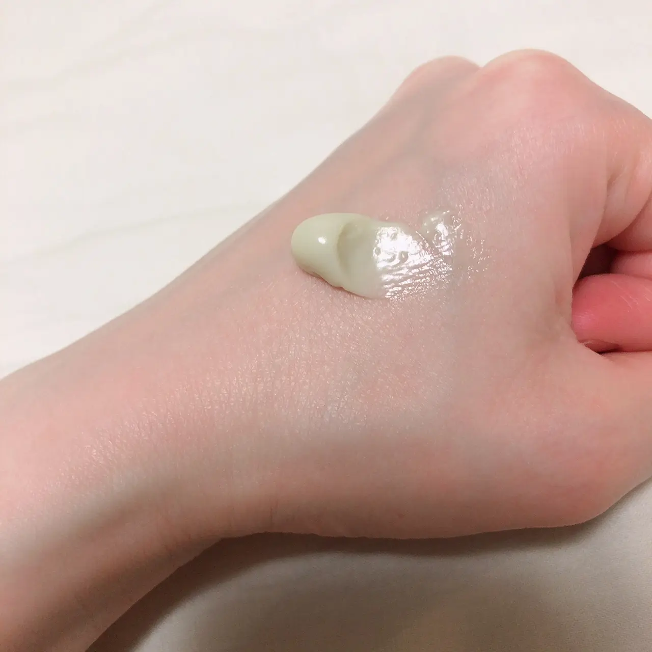 クリームを乗せている手の写真