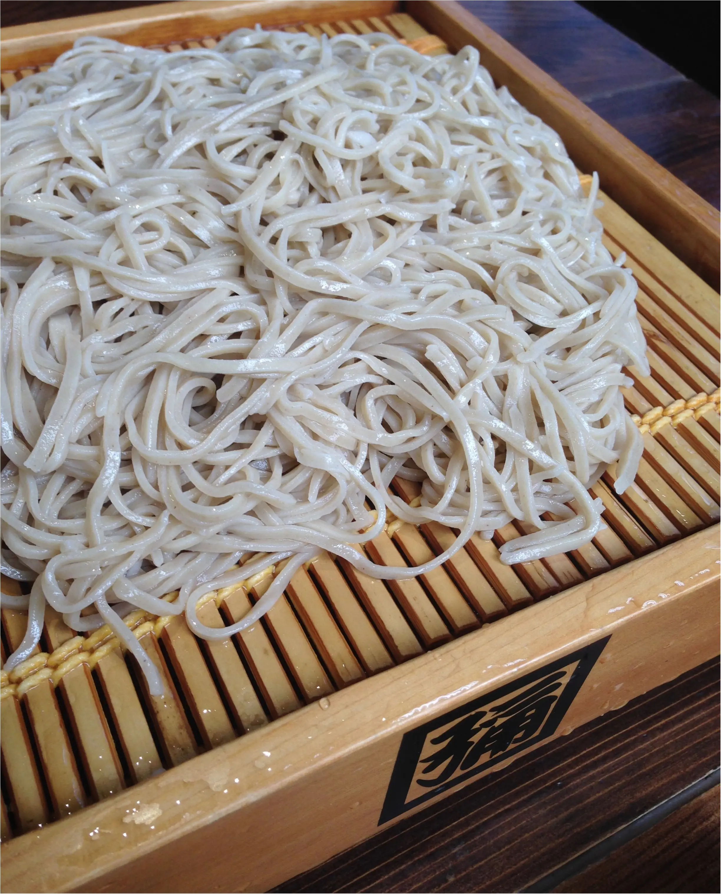 創業250年‼️老舗蕎麦屋❤︎角弥でいただく巨大なへぎそば∩(´∀`)_3
