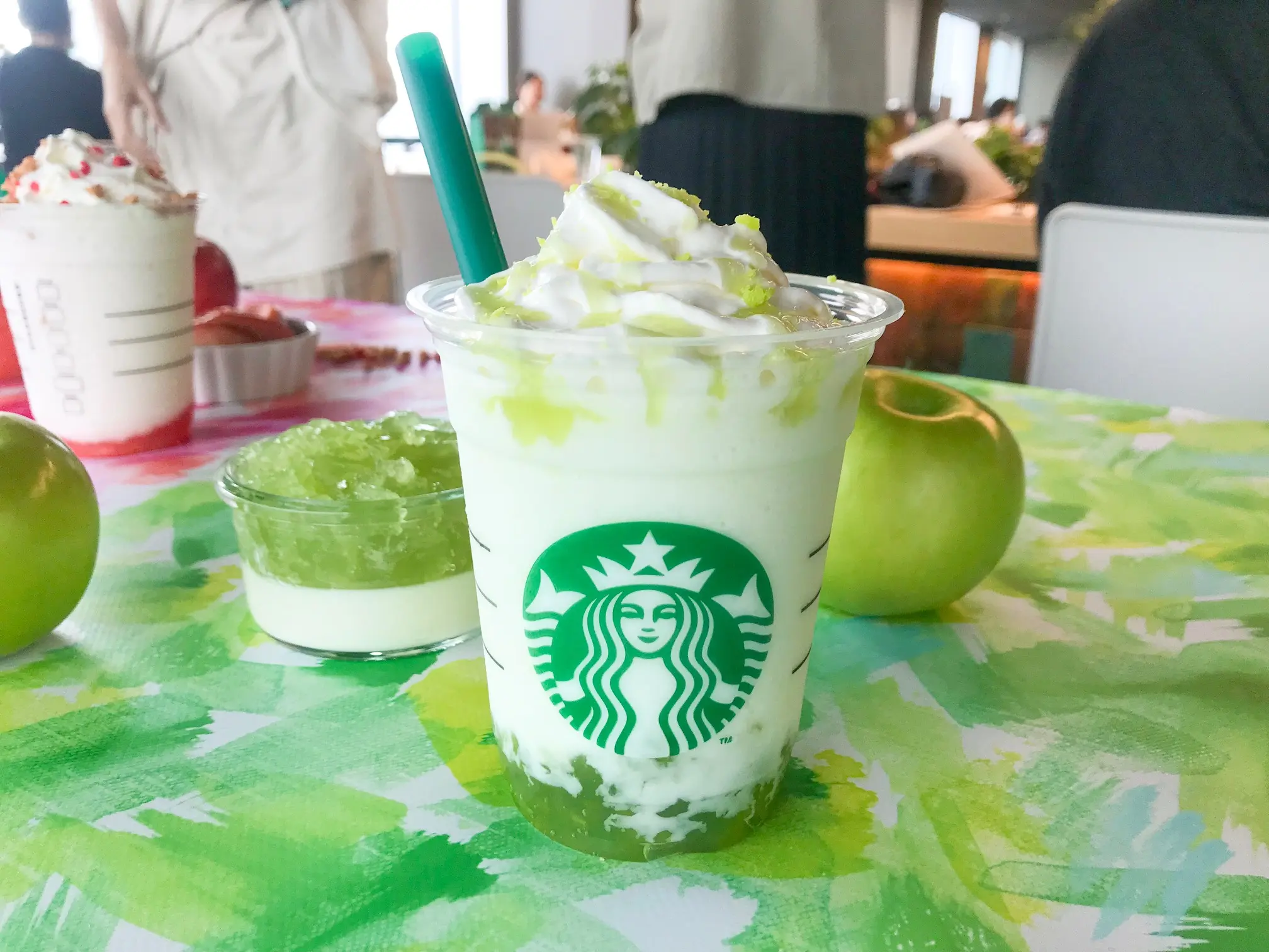 【スタバ 新作レポ】りんごのおいしさを楽しむ2つの新作フラペチーノ♡ グリーンとピンク、それぞれどんな味?_2