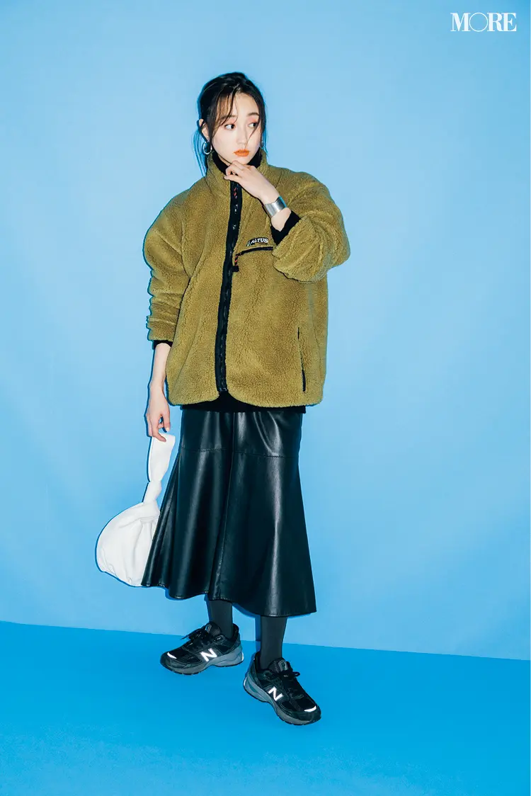 ボアブルゾンにエコレザーの黒いスカートを履いた鈴木友菜