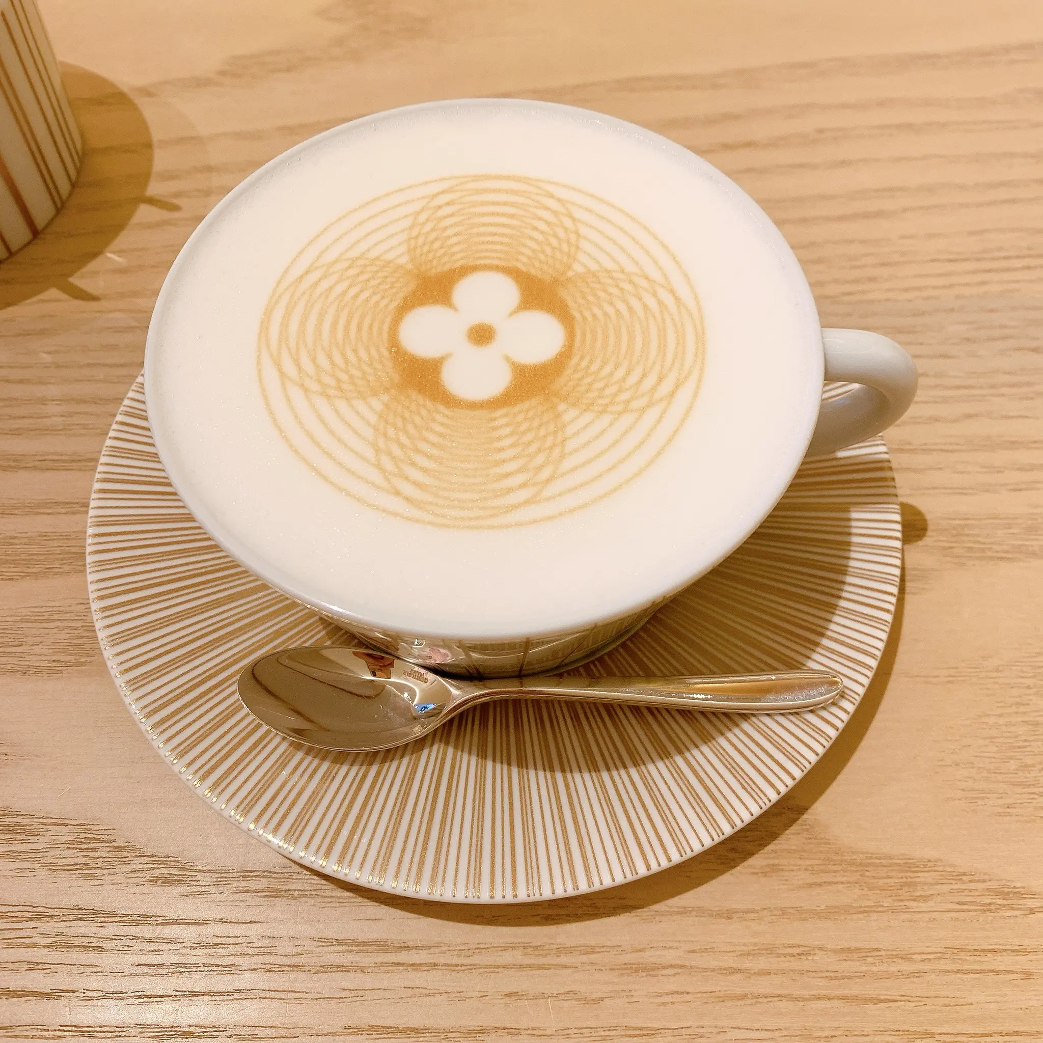 大阪 世界初 ルイヴィトンのカフェ Le Cafe V に行ってみたら一番人気のミルフィーユが大きすぎる ブルジョアな気分になるカフェに潜入 Happy Plus ハピプラ