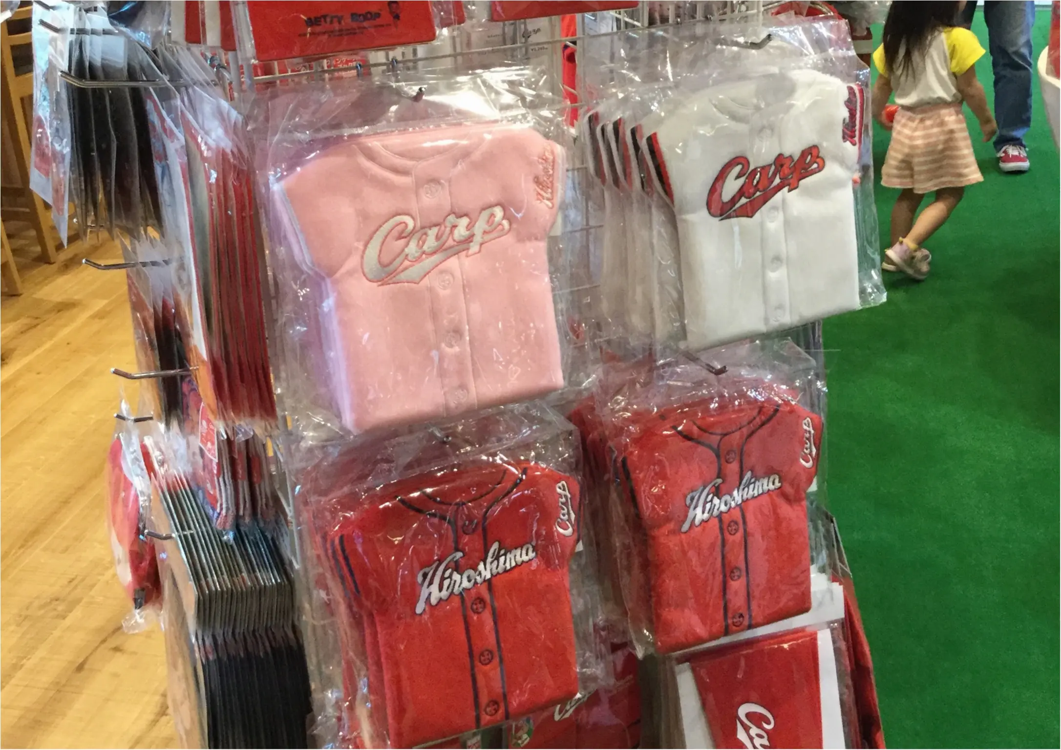 【カープ女子必見】ディズニーとのコラボ商品も新発売!カープをコンセプトとしたカフェバルも併設した《グッズ&カフェバル》としてリニューアルオープン♡_3