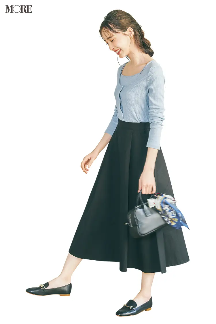 水色のアンサンブル×フレアスカートコーデの井桁弘恵
