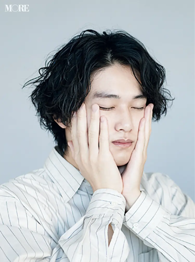 スキンケアをする中川大輔さん