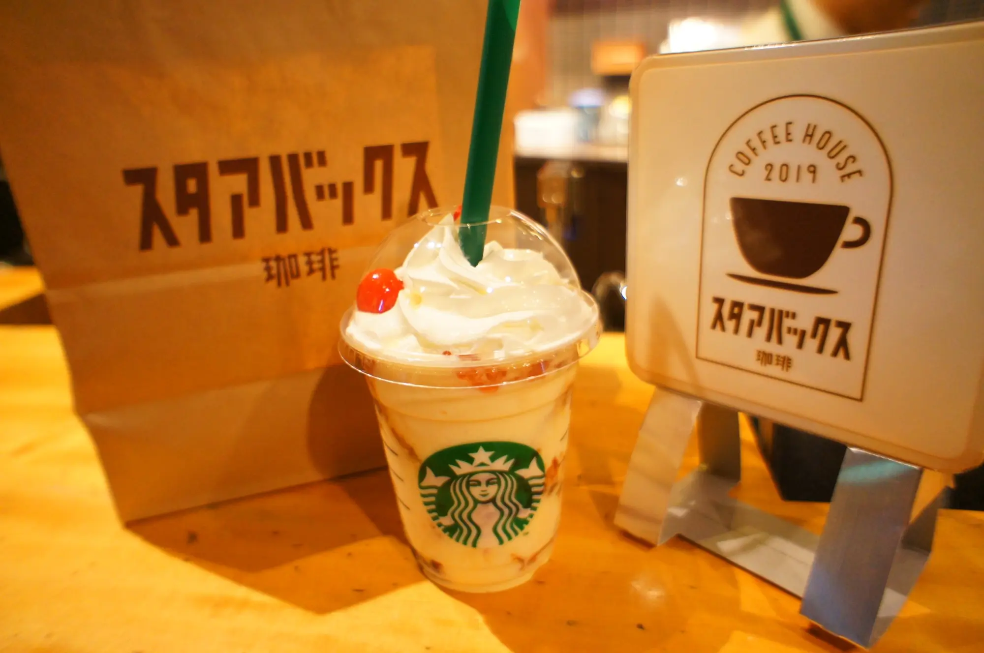 《発売前から話題沸騰❤️》ちょっとレトロな今だけの#スタアバックス珈琲飲んできました☻!_1