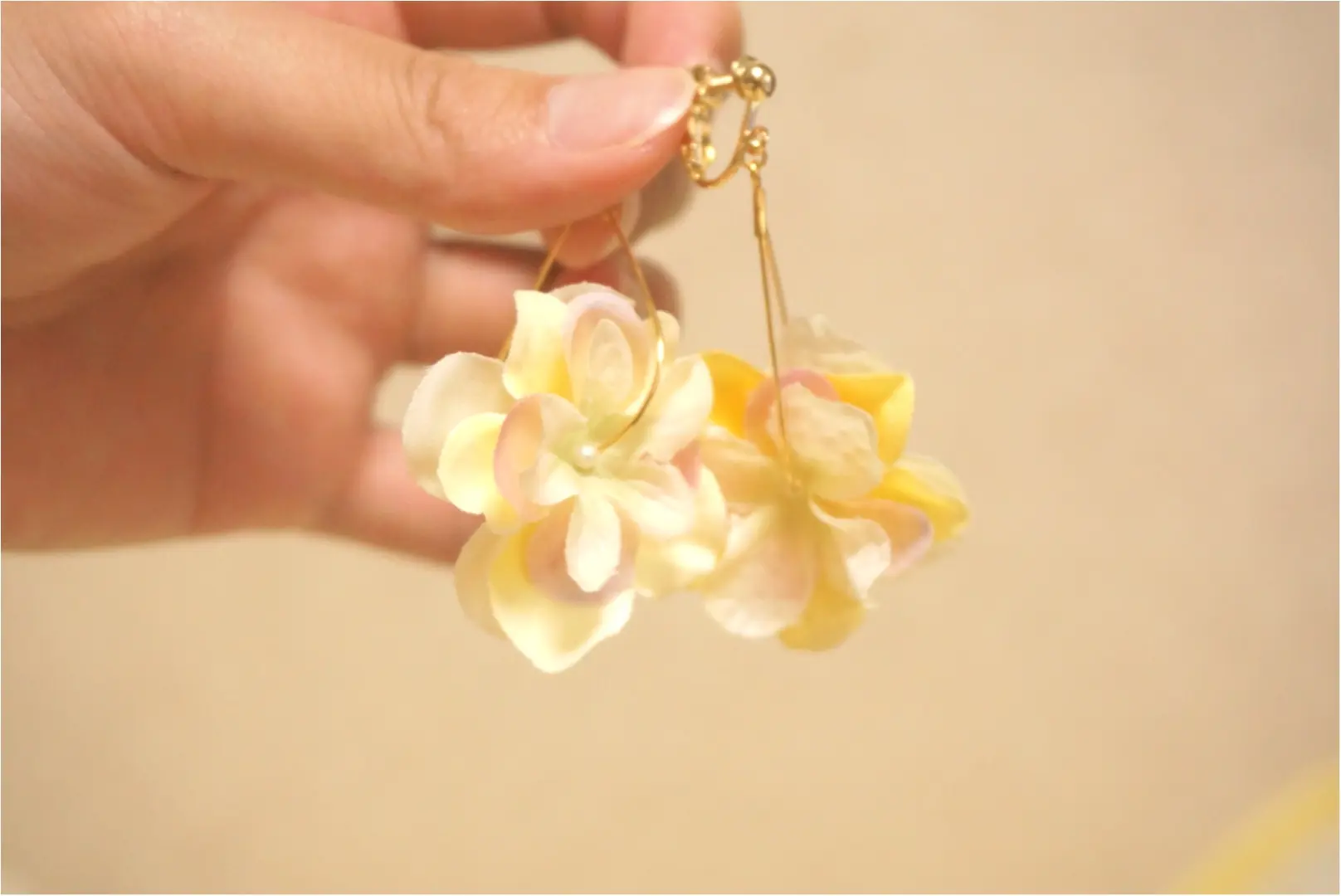 通すだけで簡単(ノ∀`♡))【アーティフィシャルフラワー】×【パール】の夏にぴったりイヤリング✨_5