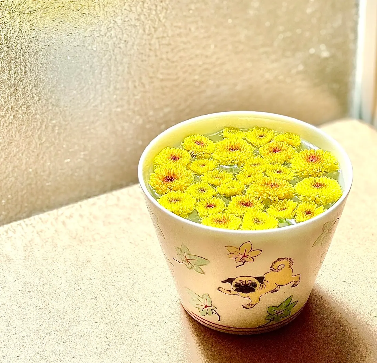 そばちょこにスプレーマムを浮かべて
