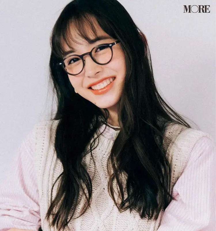 井桁弘恵のメガネ姿をバストアップで写した写真