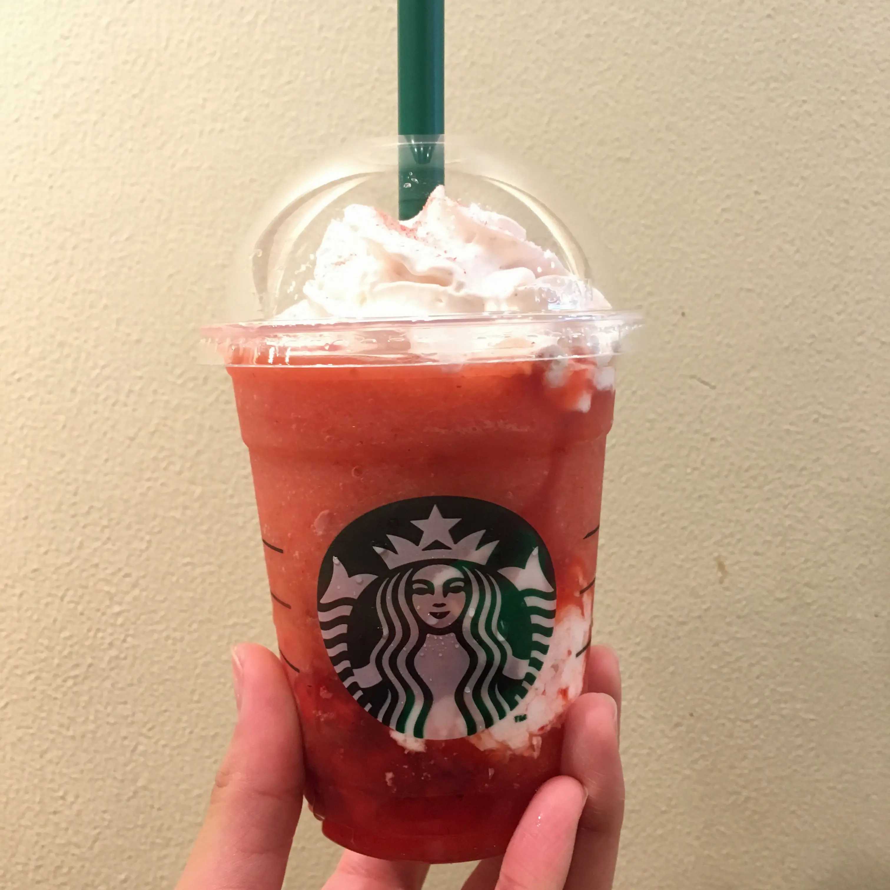 【限定】いちごを詰め込んだストロベリーベリーマッチフラペチーノ_1