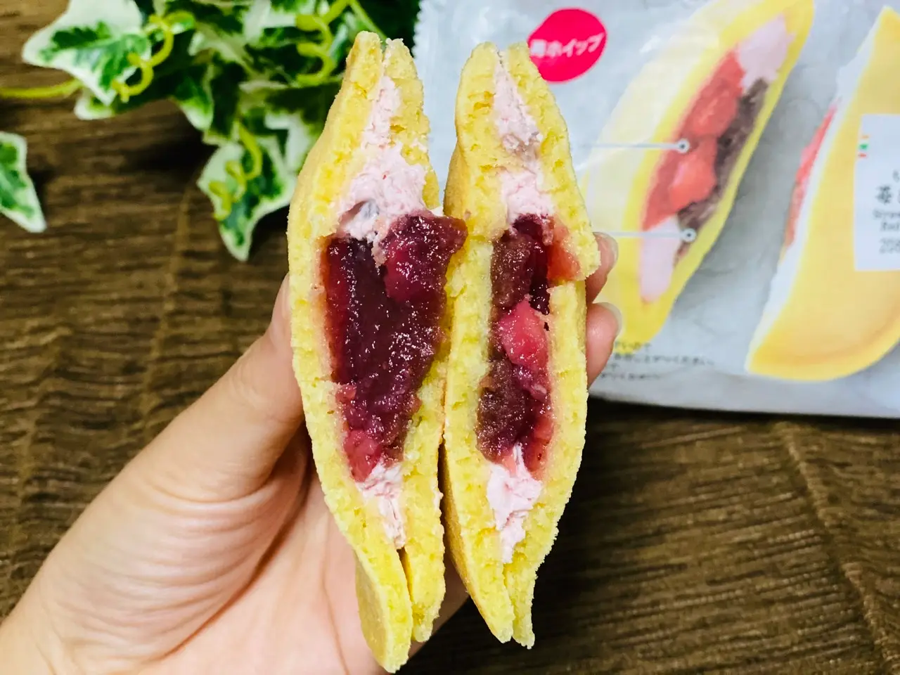 【セブンスイーツ】どこ食べても美味しい!《もちっとどら 苺&ホイップ》にハマり中♡_3