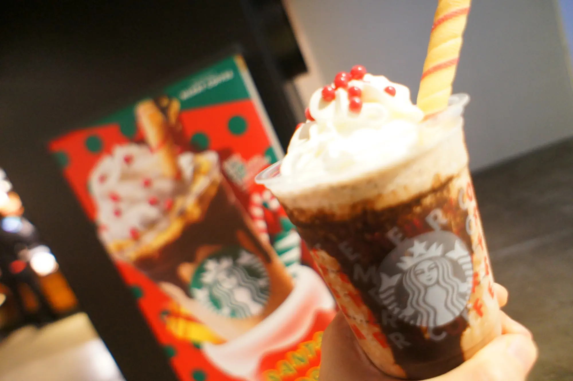 《いよいよ明日から❤️》先行発売【スタバ】サンタブーツ チョコレート フラペチーノを飲んできました☻!_1