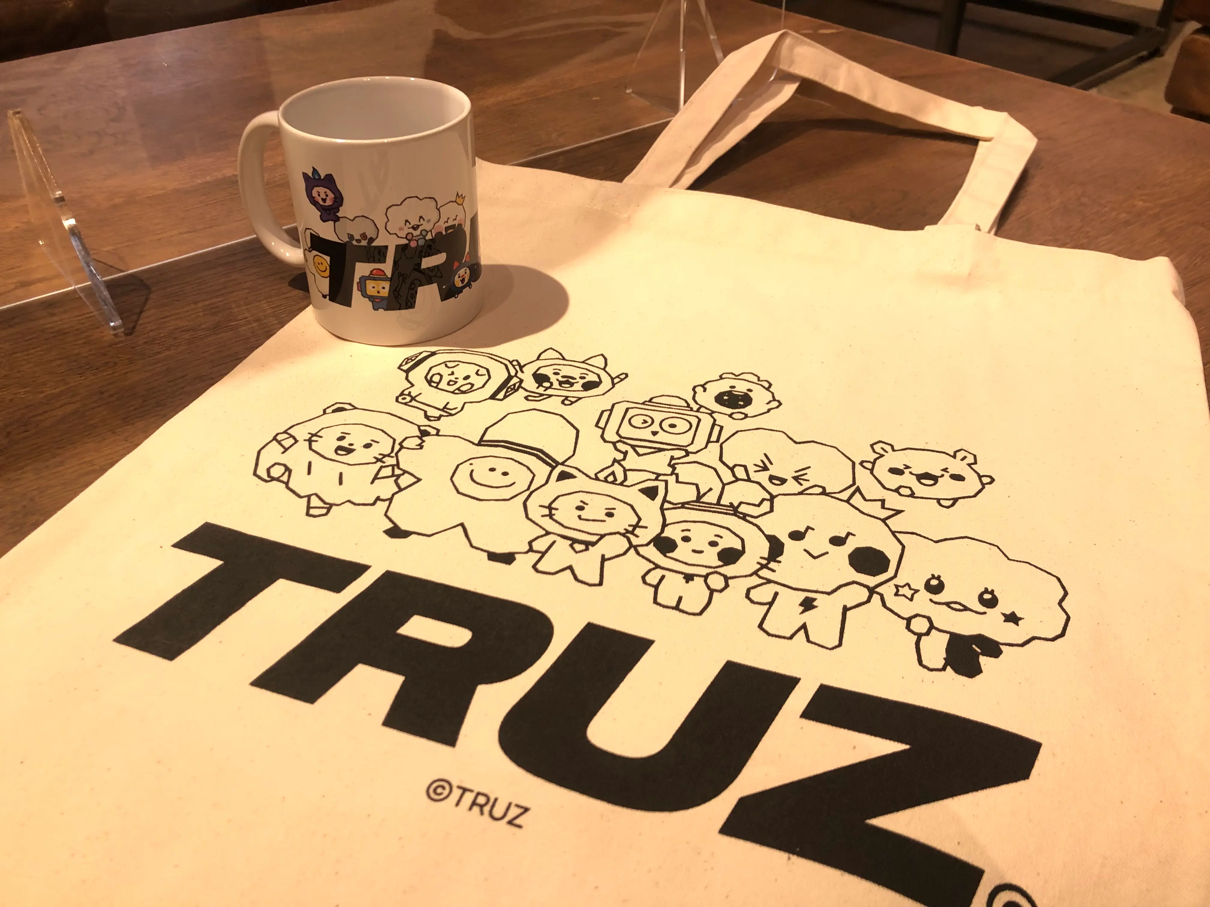 トートバッグとマグカップ