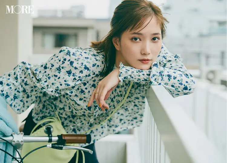 花柄のフリルブラウス着た本田翼