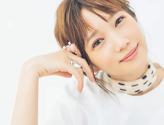 林由香里さんpresents『コスメデコルテ』の「流れる輝き」が味方! のぼり坂OLのための“会社美人”格上げメイク塾_5