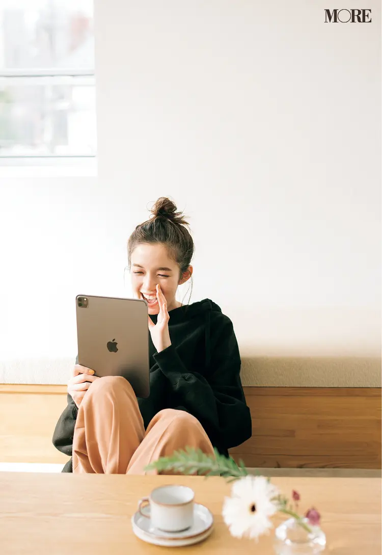 パーカーにパンツのおうちコーデの佐藤栞里