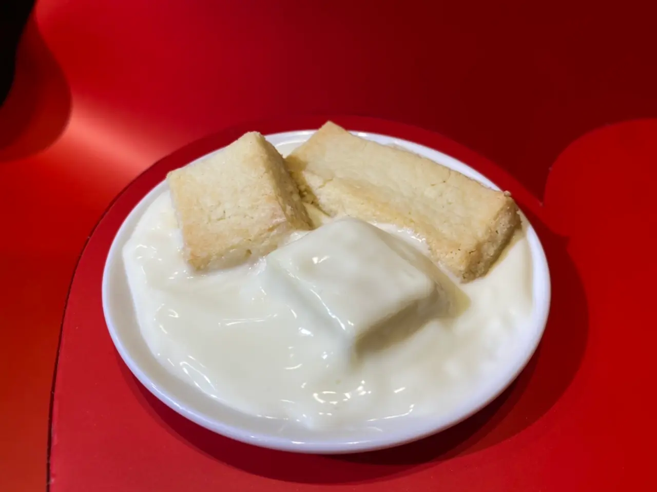 スタバ2022バレンタイン第2弾「ベイクド&クリーミー 生ホワイトチョコレート フラぺチーノ」に入っている「ベイクド ホワイトチョコレート」イメージ