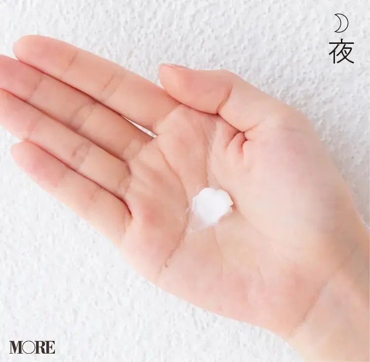 保湿クリームを少なめに出した手