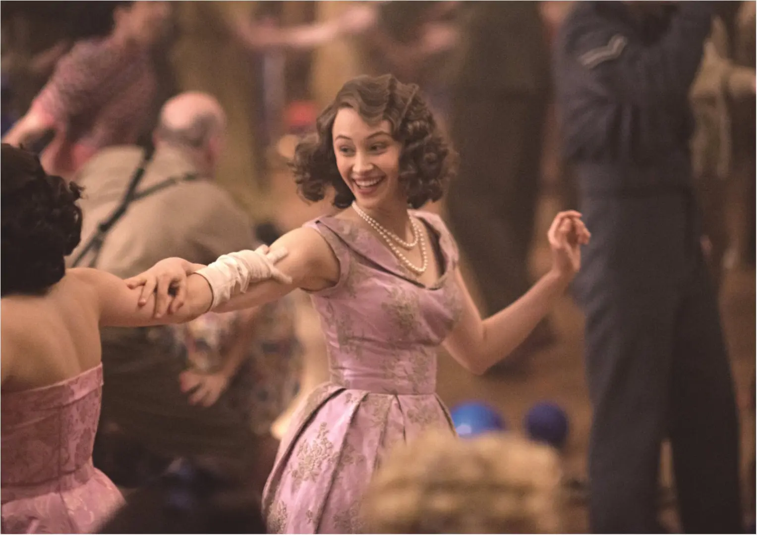 まるで『ローマの休日』!? 映画『ロイヤル・ナイト 英国王女の秘密の外出』は若かりしエリザベス女王の物語_1