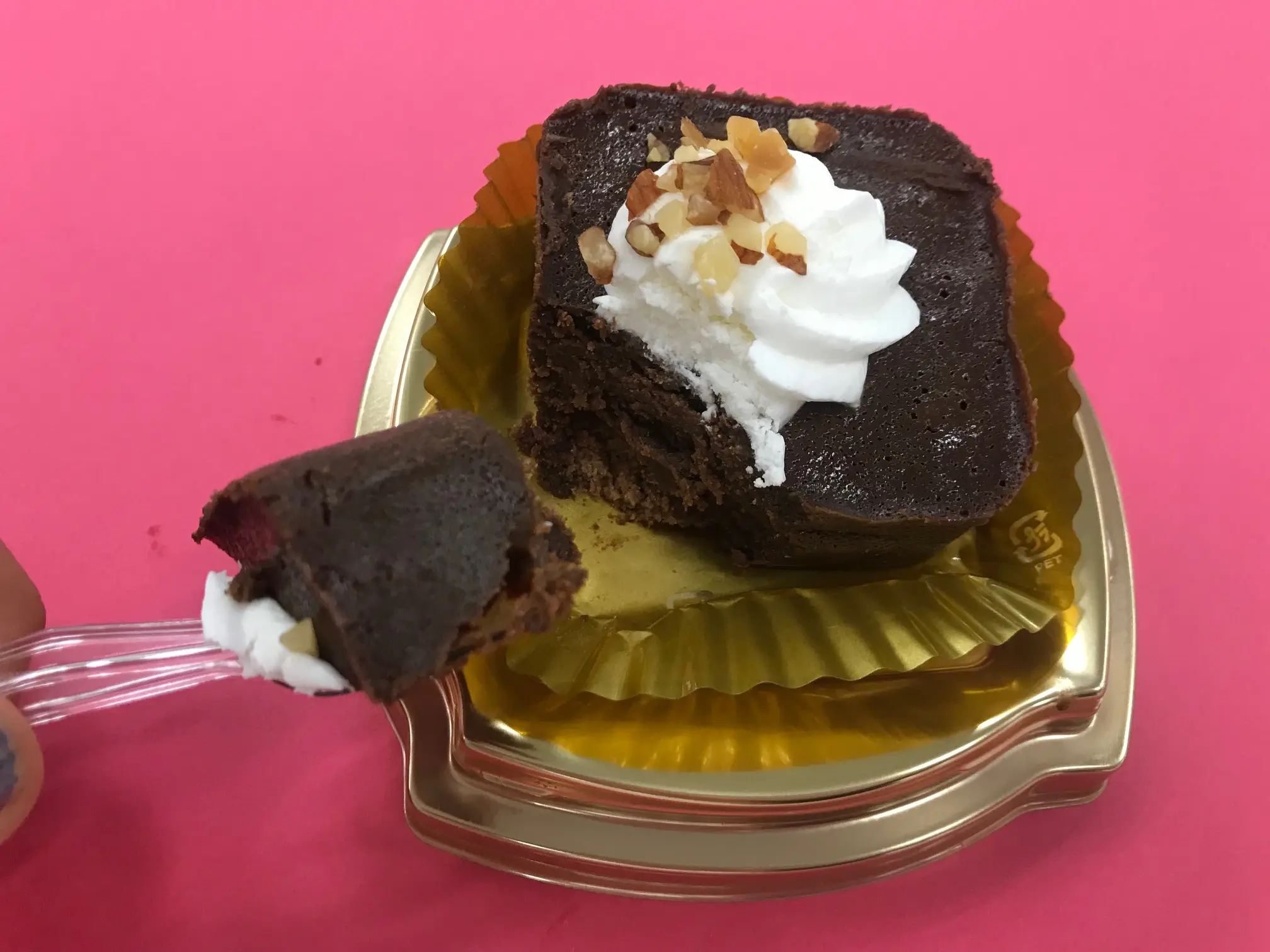 ファミマ限定! 「ケンズカフェ東京 テリーヌ・ガトーショコラ」が、衝撃的おいしさでリピート確実【コンビニスイーツ新作、食べてみた!】_5