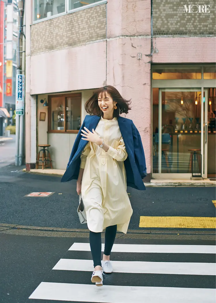 シャツワンピースにジャケットをはおった通勤コーデ