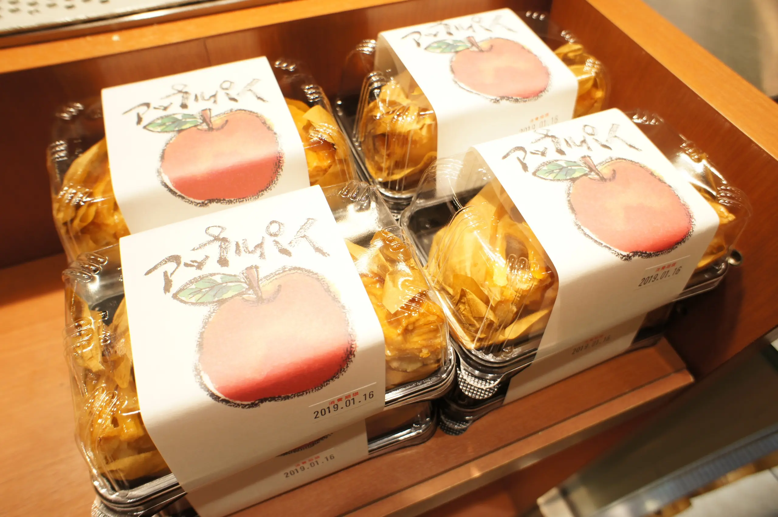 《ご当地MORE★大阪》行列必至❤️絶対喜ばれるお土産【りくろーおじさん】の焼きたてチーズケーキがコスパ◎で絶品☻!_6
