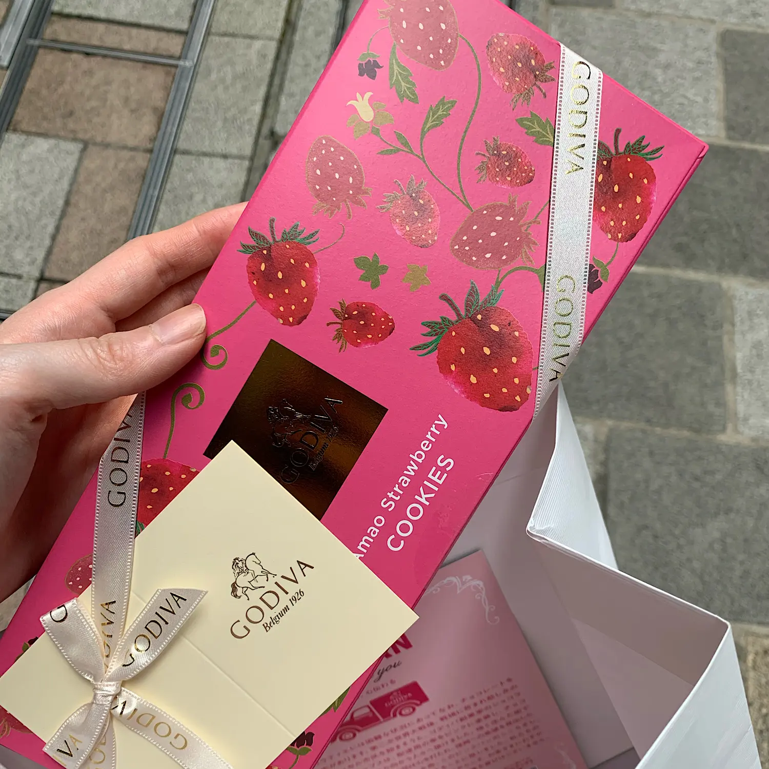 GODIVAのチョコレートが無料配布?!幸せを届けるピンクバン♡_3