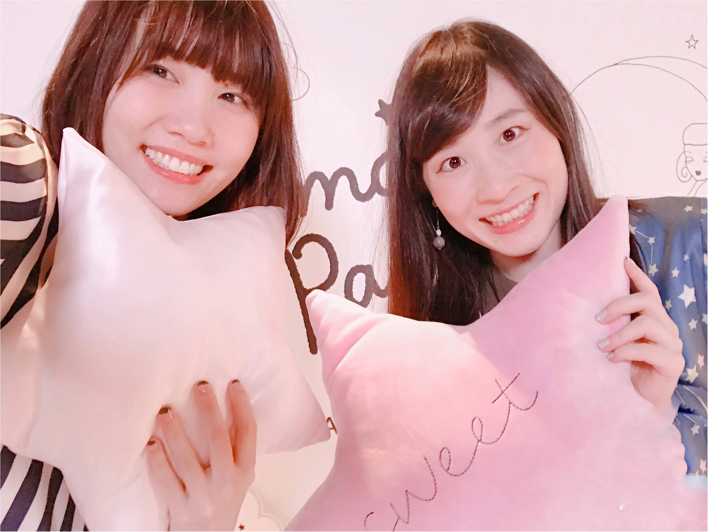 《#ジルスチュアート》クリスマスコフレ2017もたっぷり試せる♡ “ 期間限定 “ オフェロなパジャマを纏って乙女撮影ができるのは今だけ♡♡♡✧˖° レッツ♪パジャマパーティー‼︎_2