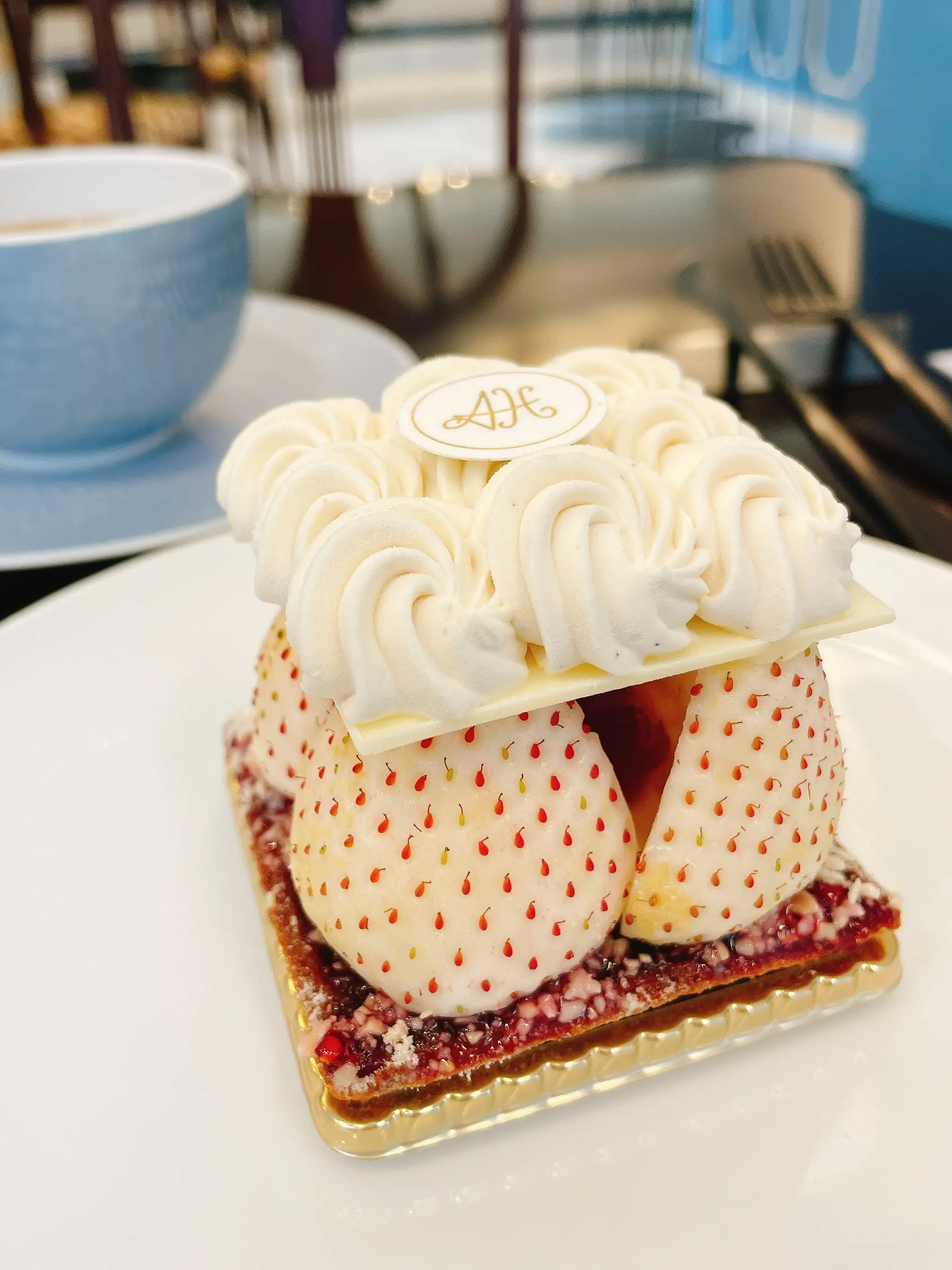 【おすすめいちごスイーツ】《いちごなのに真っ白!?》パリッ&サクッと食感も楽しめるプティガトー♡_2