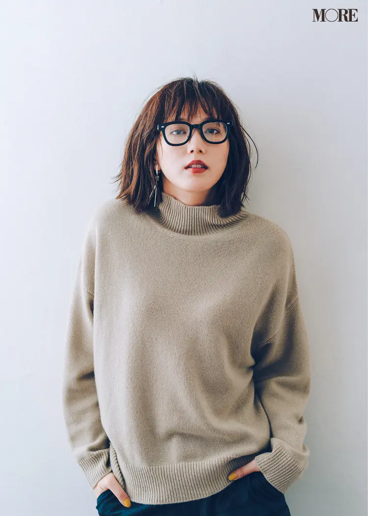 本田翼が“普通のニット”を“素敵”に変える! シンプルな日は顔まわり小物がモノを言うんです_3
