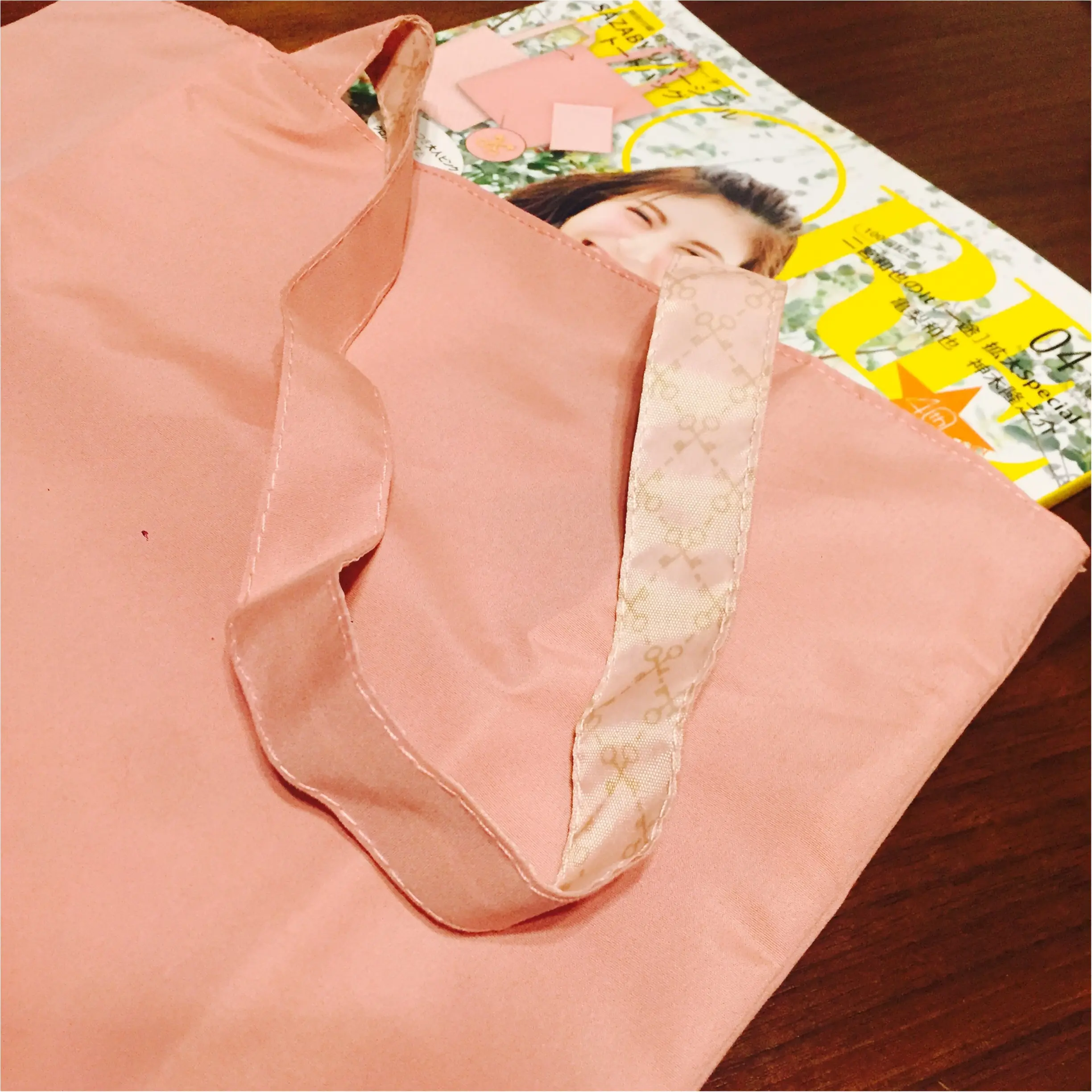 最新号のMOREの付録は超豪華!SAZABYリバーシブルトートバッグでピンクに染まれ♡_1